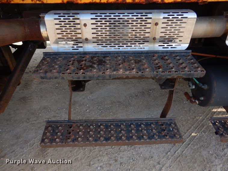 image for item DM7252 2004 International 7400  dump truck