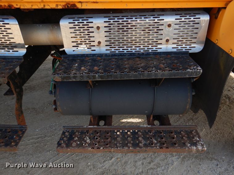 image for item DM7252 2004 International 7400  dump truck