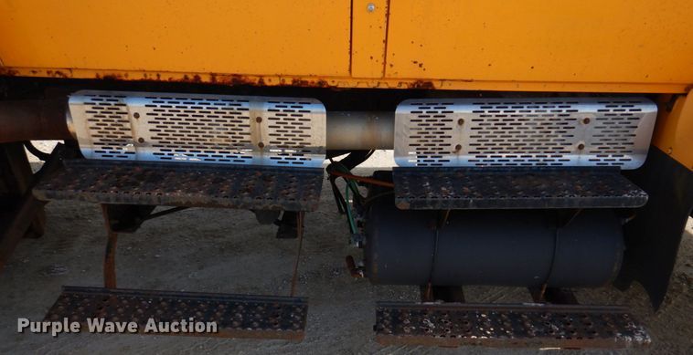 image for item DM7252 2004 International 7400  dump truck