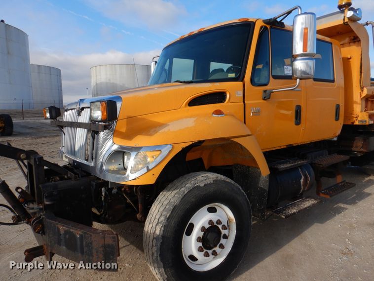 image for item DM7252 2004 International 7400  dump truck