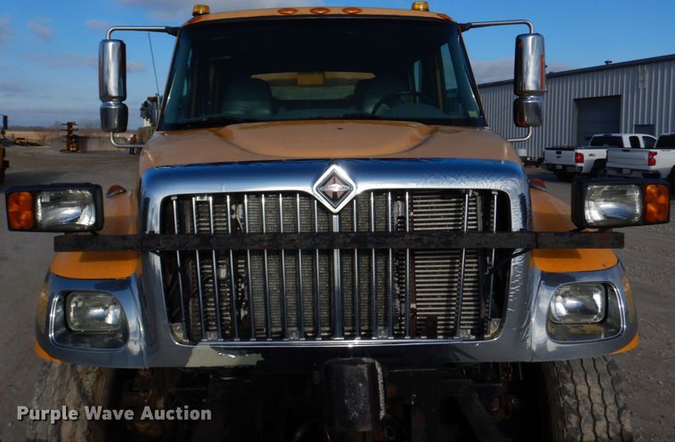 image for item DM7252 2004 International 7400  dump truck