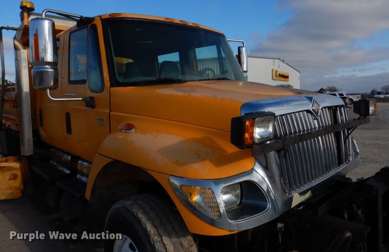 image for item DM7252 2004 International 7400  dump truck