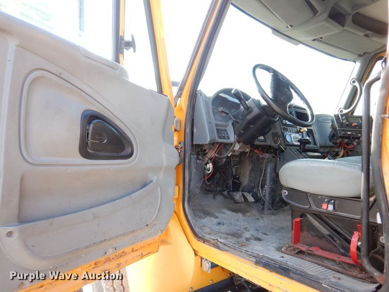 image for item DM7252 2004 International 7400  dump truck