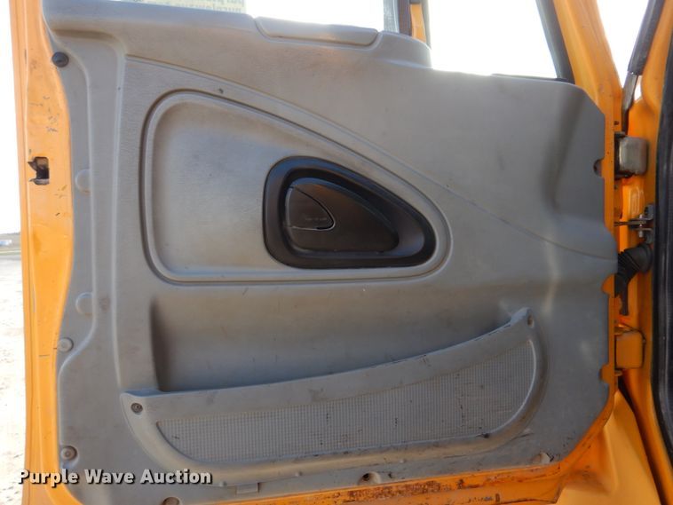 image for item DM7252 2004 International 7400  dump truck