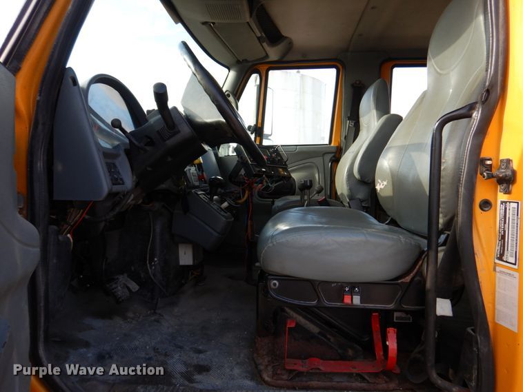 image for item DM7252 2004 International 7400  dump truck