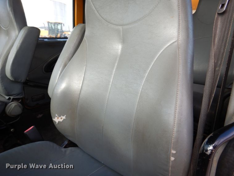 image for item DM7252 2004 International 7400  dump truck