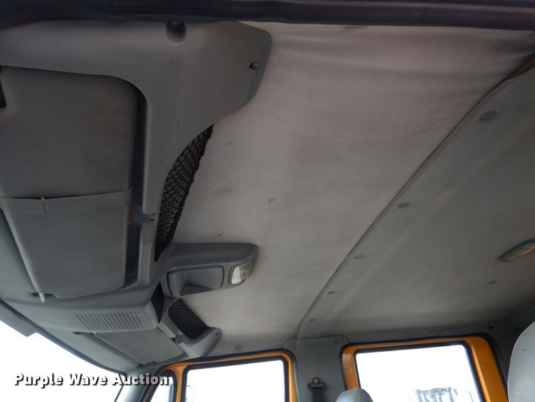 image for item DM7252 2004 International 7400  dump truck