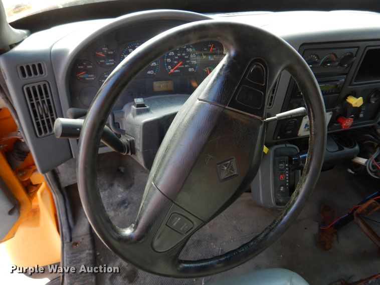 image for item DM7252 2004 International 7400  dump truck