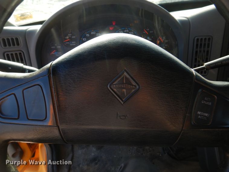 image for item DM7252 2004 International 7400  dump truck