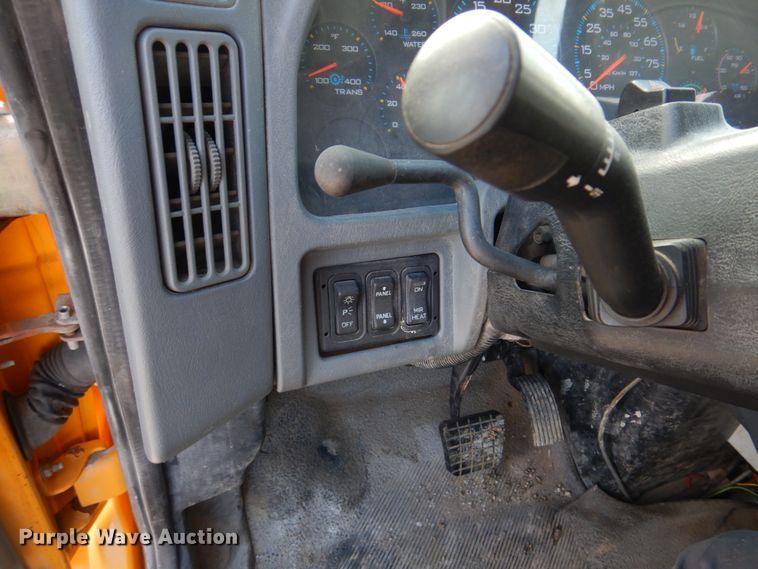 image for item DM7252 2004 International 7400  dump truck