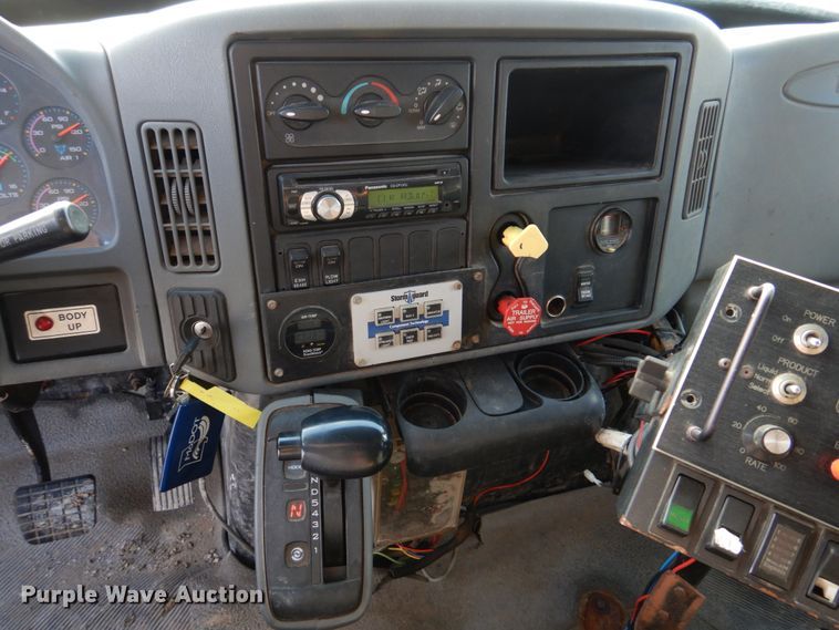 image for item DM7252 2004 International 7400  dump truck