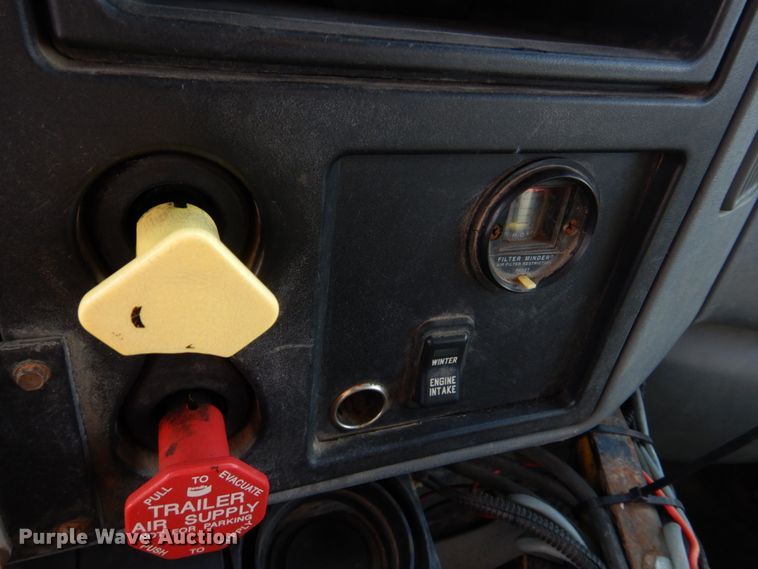 image for item DM7252 2004 International 7400  dump truck