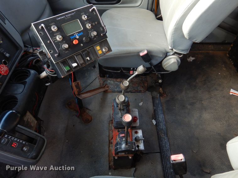 image for item DM7252 2004 International 7400  dump truck