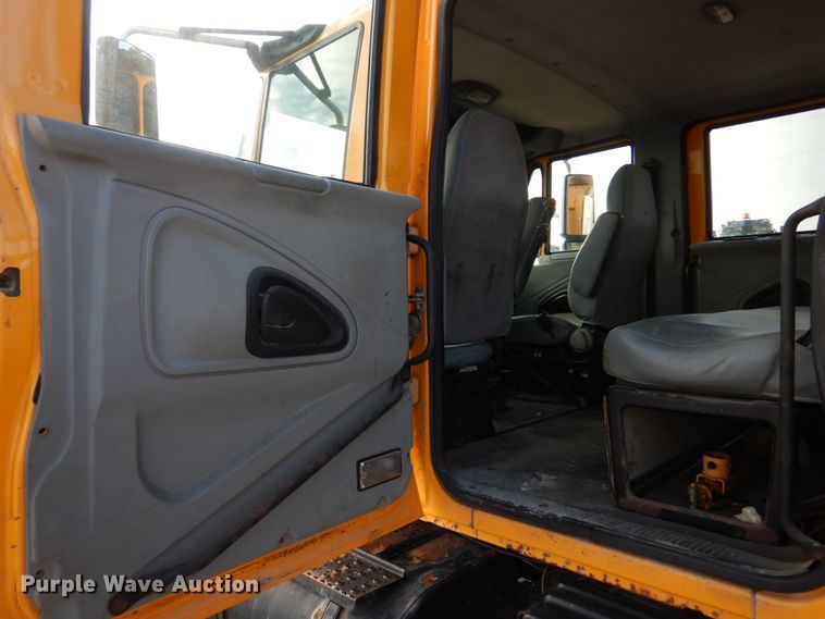 image for item DM7252 2004 International 7400  dump truck