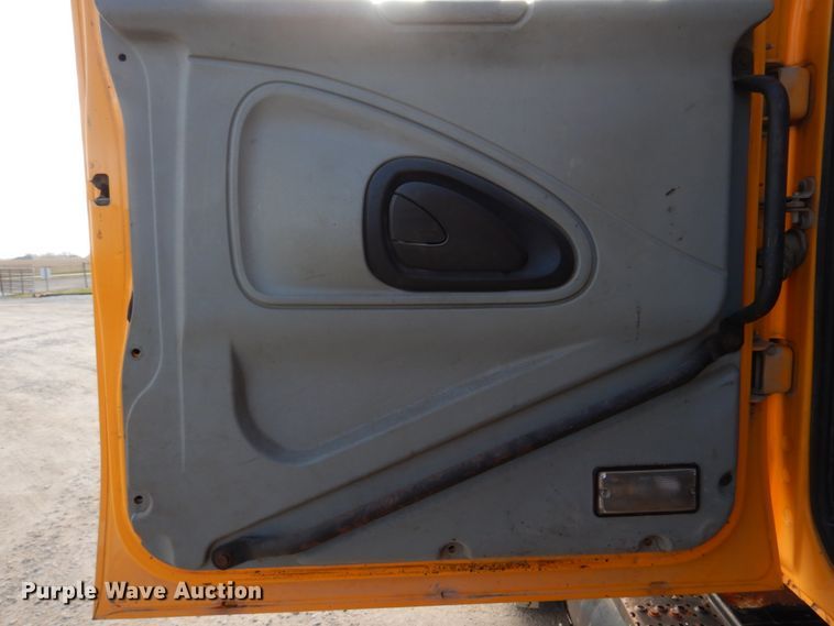 image for item DM7252 2004 International 7400  dump truck