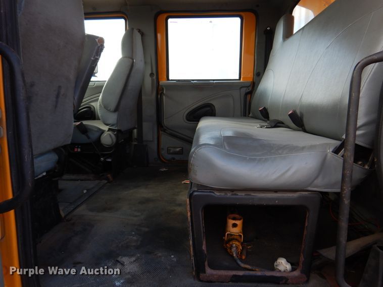 image for item DM7252 2004 International 7400  dump truck