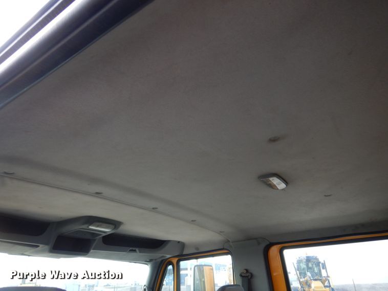 image for item DM7252 2004 International 7400  dump truck