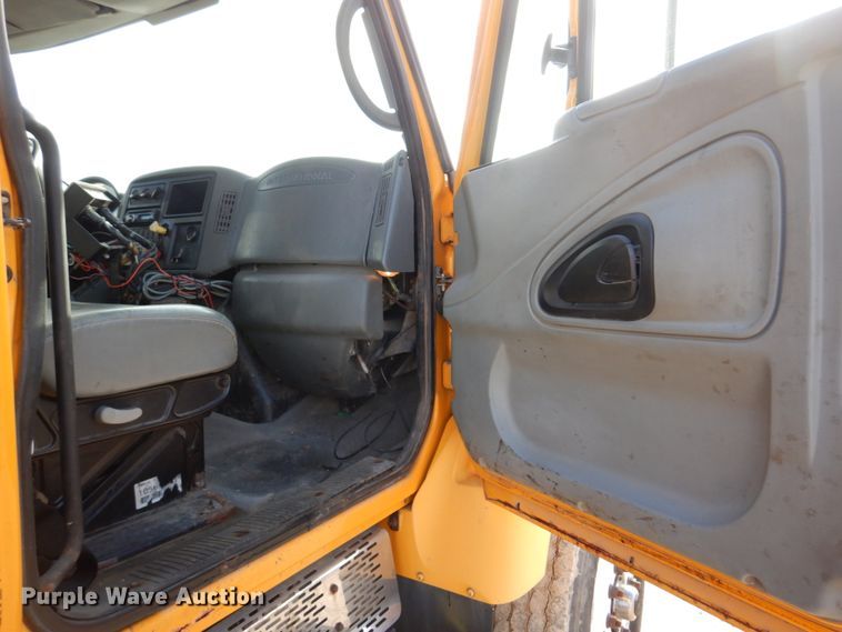 image for item DM7252 2004 International 7400  dump truck