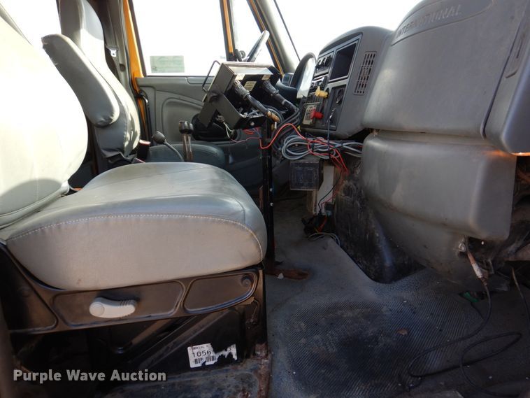 image for item DM7252 2004 International 7400  dump truck