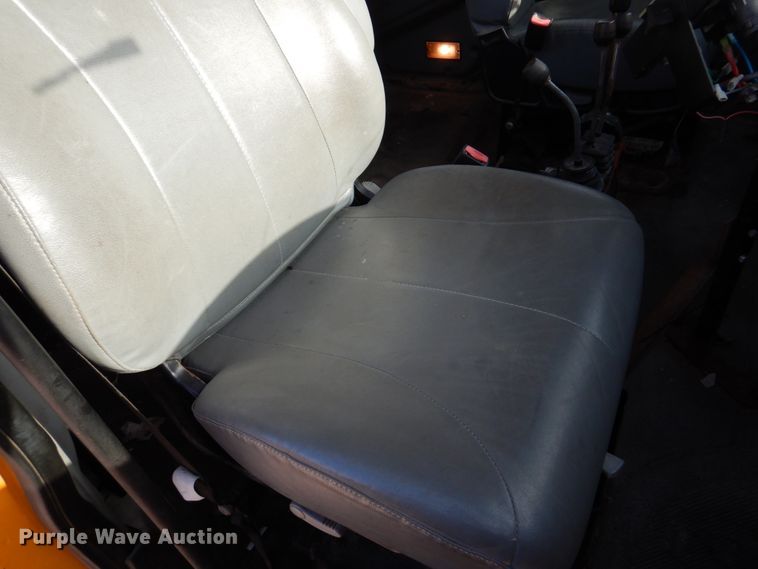 image for item DM7252 2004 International 7400  dump truck