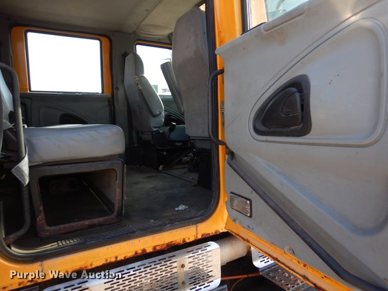 image for item DM7252 2004 International 7400  dump truck