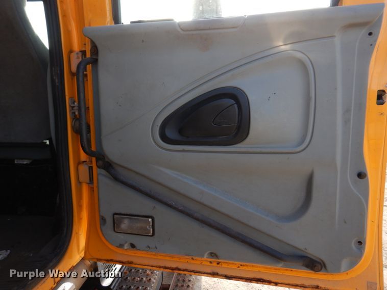 image for item DM7252 2004 International 7400  dump truck