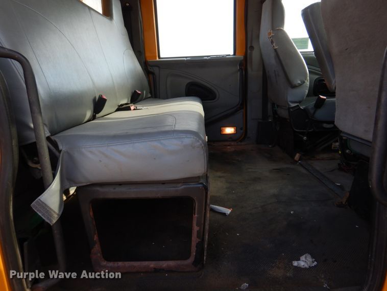 image for item DM7252 2004 International 7400  dump truck