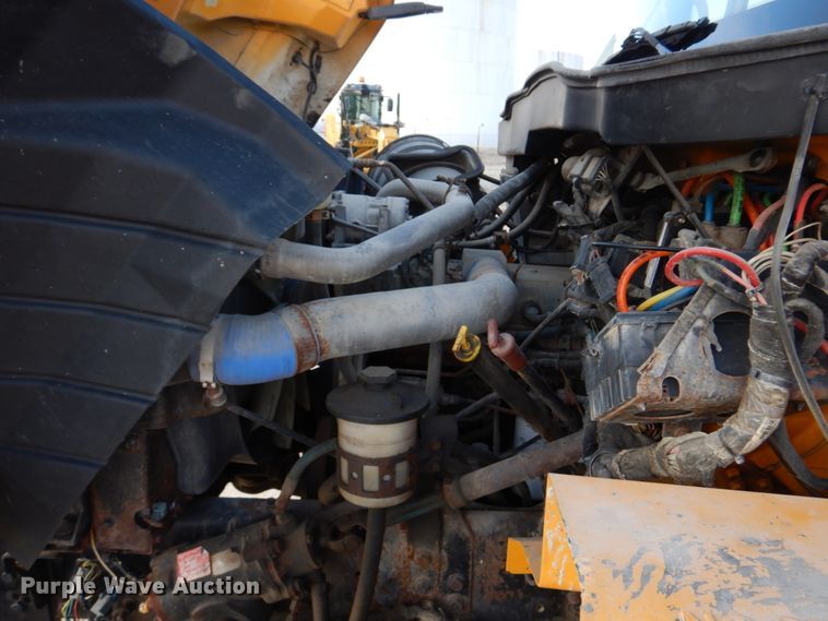 image for item DM7252 2004 International 7400  dump truck