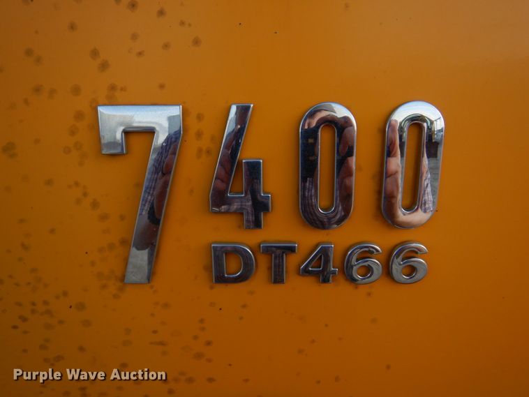 image for item DM7252 2004 International 7400  dump truck