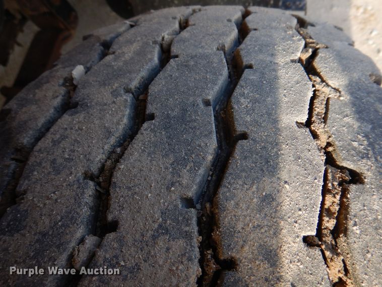 image for item DM7252 2004 International 7400  dump truck