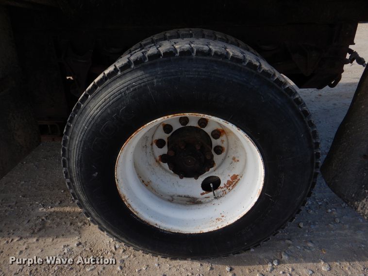 image for item DM7252 2004 International 7400  dump truck