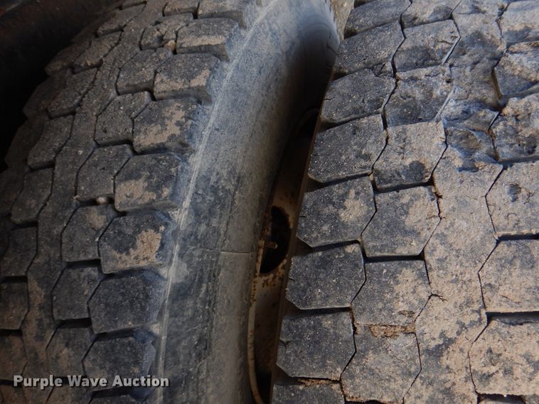 image for item DM7252 2004 International 7400  dump truck