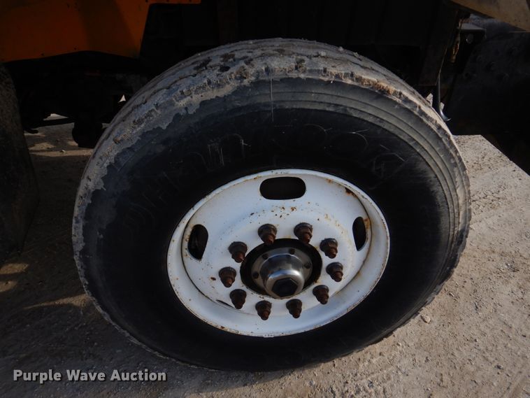 image for item DM7252 2004 International 7400  dump truck