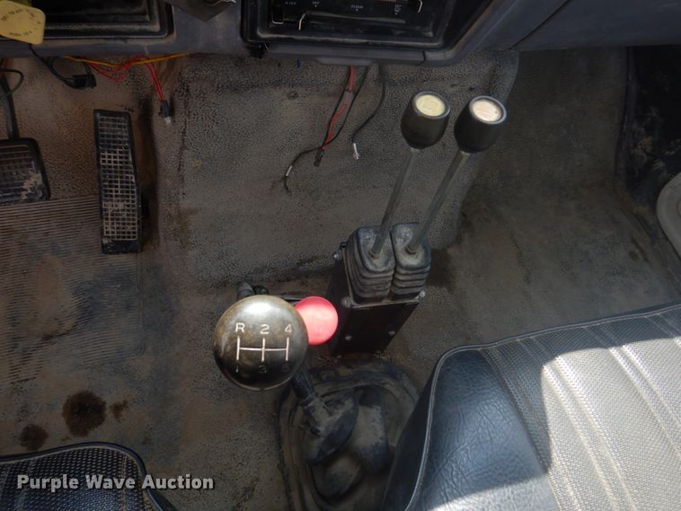 image for item DM7258 1996 Ford F800  dump flatbed truck