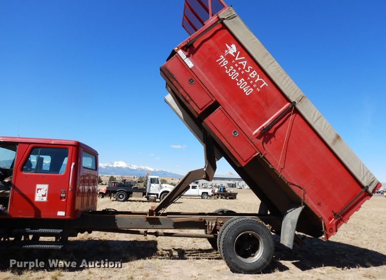 image for item DR1147 1990 International 4700  Crew Cab chipper truck