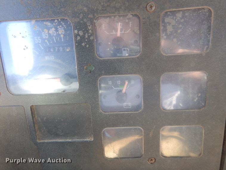 image for item DR1147 1990 International 4700  Crew Cab chipper truck