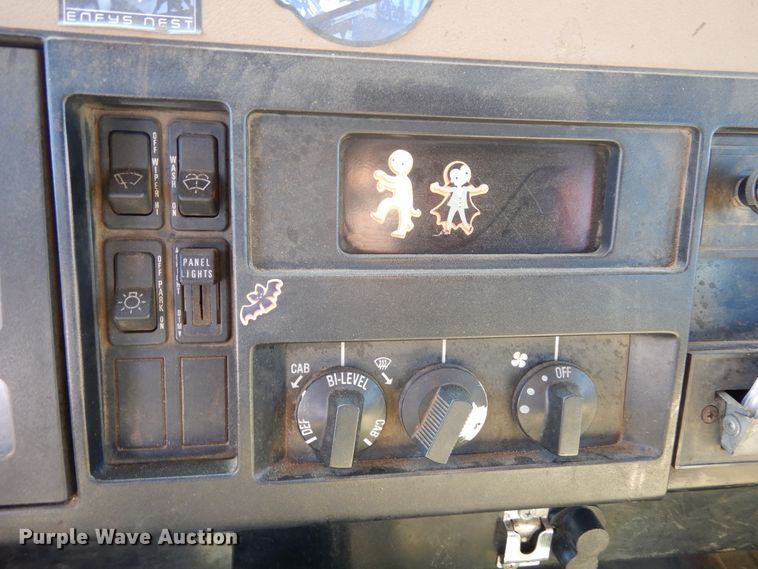 image for item DR1147 1990 International 4700  Crew Cab chipper truck