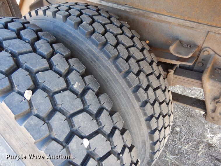 image for item DR1147 1990 International 4700  Crew Cab chipper truck