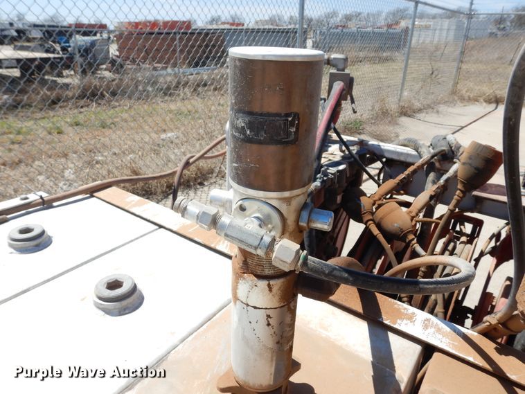 image for item EY9810 Oil / lube skid unit