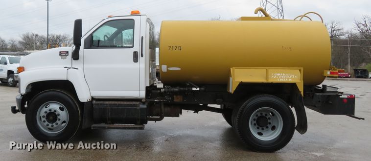 image for item FB9789 2006 GMC C6500  water truck