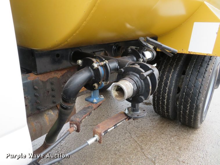 image for item FB9789 2006 GMC C6500  water truck