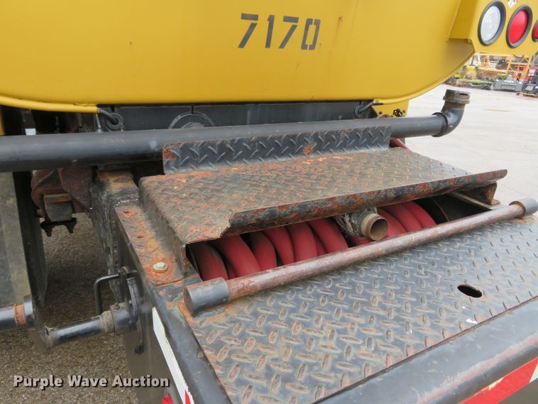 image for item FB9789 2006 GMC C6500  water truck