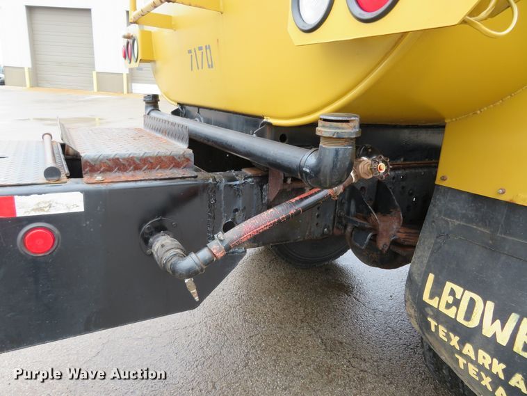 image for item FB9789 2006 GMC C6500  water truck