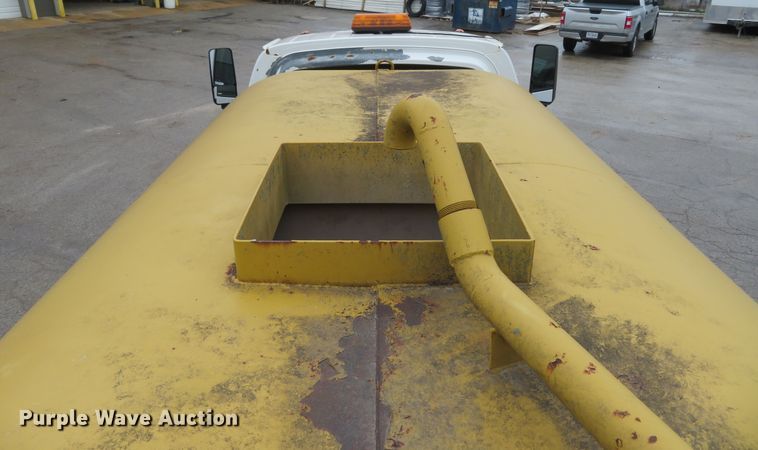 image for item FB9789 2006 GMC C6500  water truck