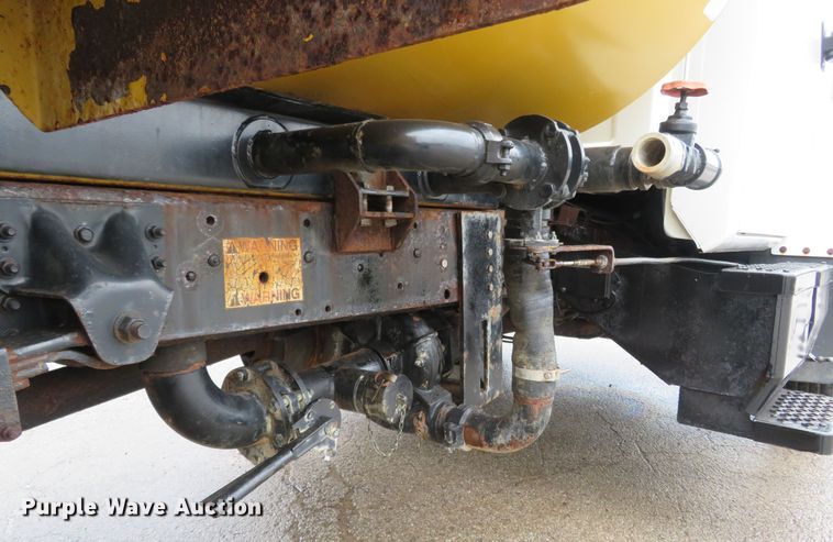 image for item FB9789 2006 GMC C6500  water truck