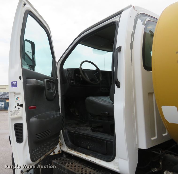 image for item FB9789 2006 GMC C6500  water truck