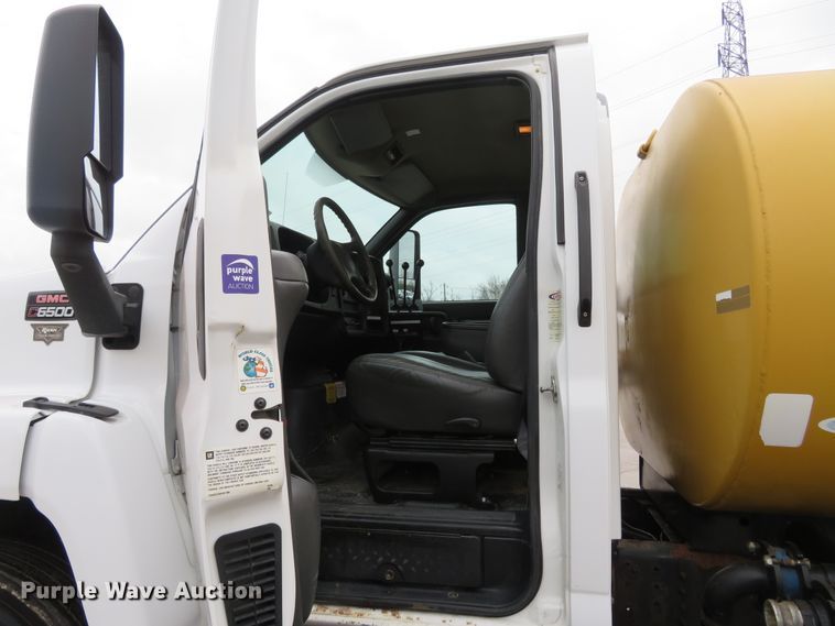 image for item FB9789 2006 GMC C6500  water truck