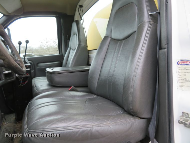 image for item FB9789 2006 GMC C6500  water truck