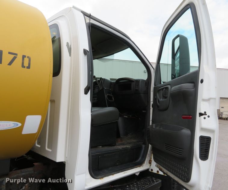 image for item FB9789 2006 GMC C6500  water truck