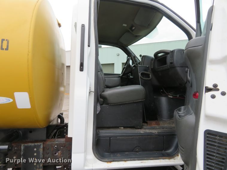 image for item FB9789 2006 GMC C6500  water truck